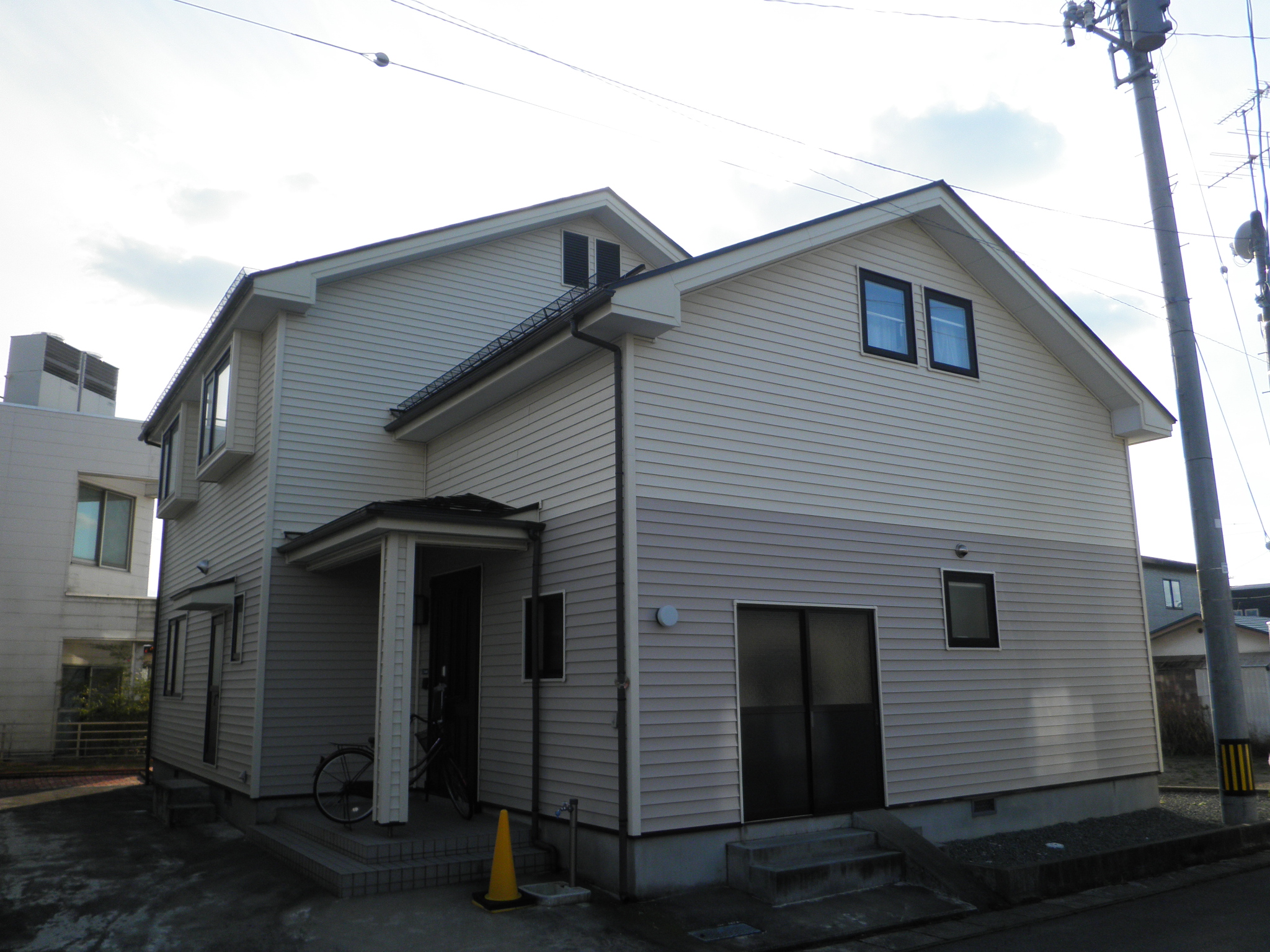 雪国秋田に強い屋根・樹脂サイディングを使用した外装工事